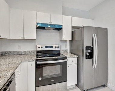 1102 S 20th Avenue - Photo Thumbnail 4