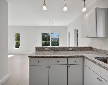 1102 S 20th Avenue - Photo Thumbnail 5
