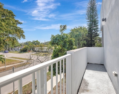 1102 S 20th Avenue - Photo Thumbnail 12