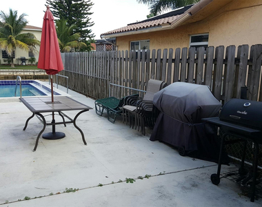1401 Ne 57th Place - Photo Thumbnail 2