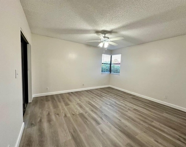 5641 Riverside Drive - Photo Thumbnail 9