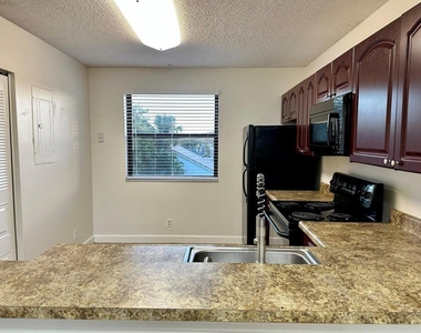 5641 Riverside Drive - Photo Thumbnail 6