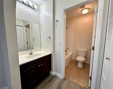 5641 Riverside Drive - Photo Thumbnail 12