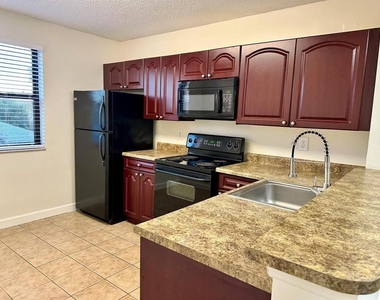 5641 Riverside Drive - Photo Thumbnail 7