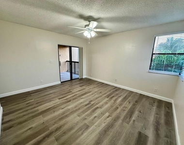 5641 Riverside Drive - Photo Thumbnail 10