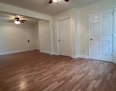 305 Briarwood Circle - Photo Thumbnail 7