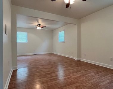 305 Briarwood Circle - Photo Thumbnail 6