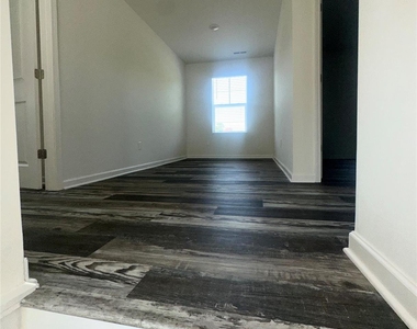 260 Mills Avenue - Photo Thumbnail 26