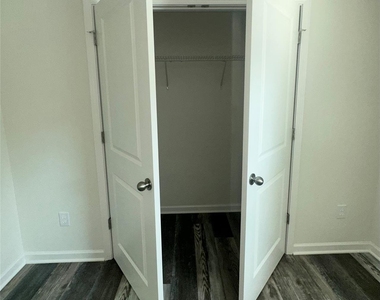 260 Mills Avenue - Photo Thumbnail 33