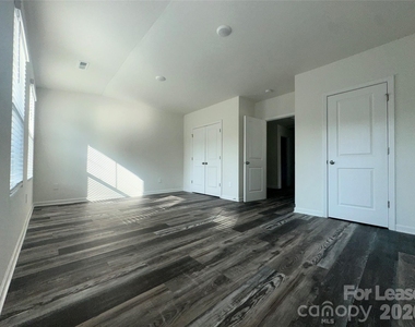 260 Mills Avenue - Photo Thumbnail 28