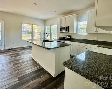 260 Mills Avenue - Photo Thumbnail 7