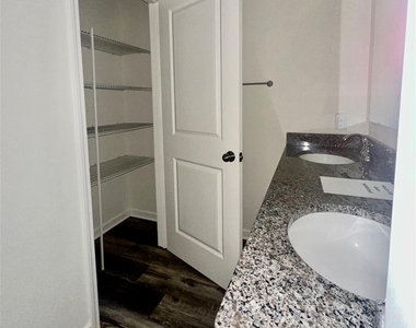 260 Mills Avenue - Photo Thumbnail 19