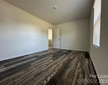 260 Mills Avenue - Photo Thumbnail 35
