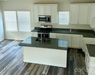 260 Mills Avenue - Photo Thumbnail 6