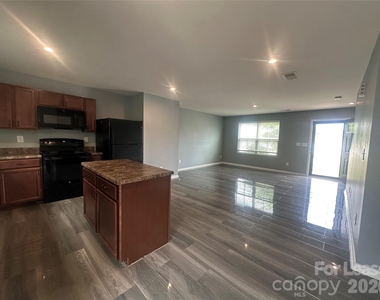 5014 Merwyn Avenue - Photo Thumbnail 3