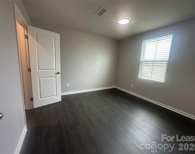5014 Merwyn Avenue - Photo Thumbnail 11