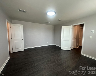 5014 Merwyn Avenue - Photo Thumbnail 5