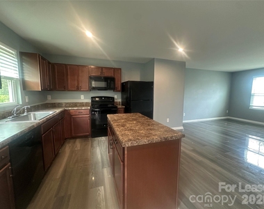 5014 Merwyn Avenue - Photo Thumbnail 2