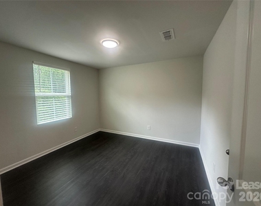 5014 Merwyn Avenue - Photo Thumbnail 10