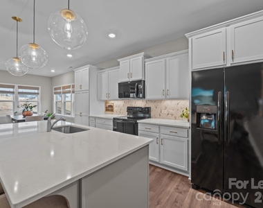 157 Montgomery Place - Photo Thumbnail 8