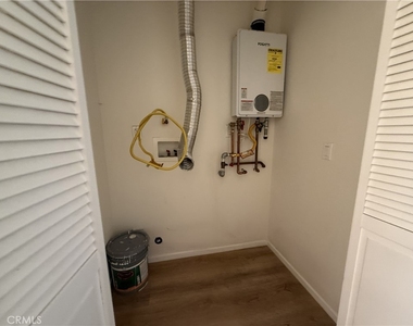 7320 Lindley - Photo Thumbnail 4