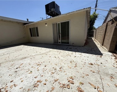 7322 Lindley - Photo Thumbnail 19