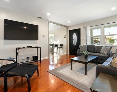 18228 Regina Avenue - Photo Thumbnail 2