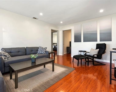 18228 Regina Avenue - Photo Thumbnail 3