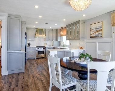 1119 E Balboa Boulevard - Photo Thumbnail 12