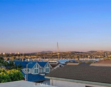 1119 E Balboa Boulevard - Photo Thumbnail 22