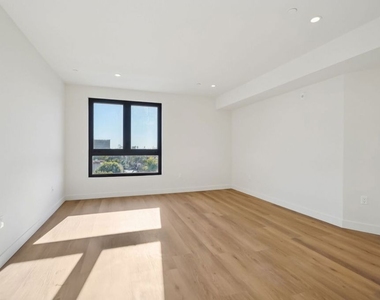 1110 S Spaulding Avenue - Photo Thumbnail 12