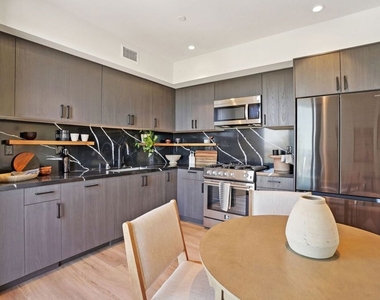 1110 S Spaulding Avenue - Photo Thumbnail 3