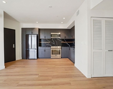 1110 S Spaulding Avenue - Photo Thumbnail 4