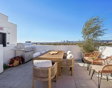 1110 S Spaulding Avenue - Photo Thumbnail 2