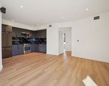 1110 S Spaulding Avenue - Photo Thumbnail 7