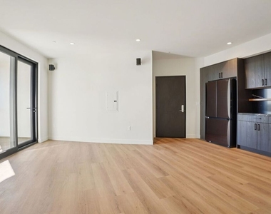 1110 S Spaulding Avenue - Photo Thumbnail 6