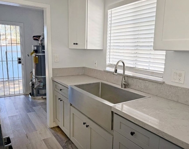 877 W Wilson Street - Photo Thumbnail 4