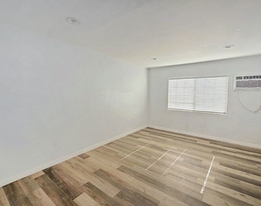 877 W Wilson Street - Photo Thumbnail 8