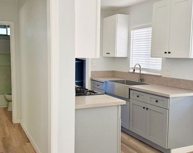 877 W Wilson Street - Photo Thumbnail 5