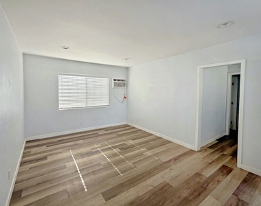877 W Wilson Street - Photo Thumbnail 2
