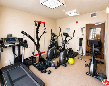 13941 Sherman Way - Photo Thumbnail 16