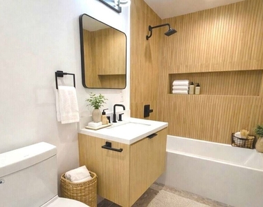 6847 N Figueroa Street - Photo Thumbnail 2