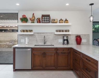 101 Columbia Drive - Photo Thumbnail 13