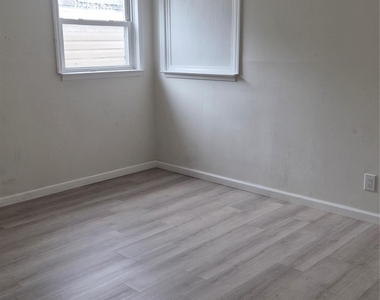 94 Gates Avenue - Photo Thumbnail 3