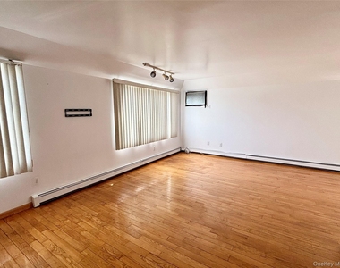 177-45 Meadow Road - Photo Thumbnail 2