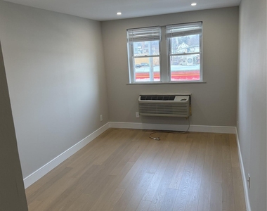 320 Post Avenue - Photo Thumbnail 3