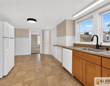 9 Hahn Street - Photo Thumbnail 2