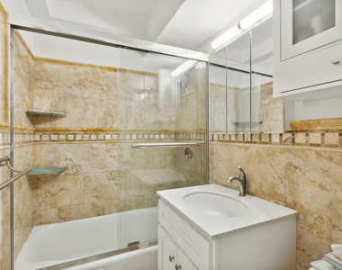 211 E 53rd Street - Photo Thumbnail 6