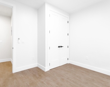 558 Empire Boulevard - Photo Thumbnail 10