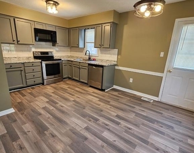 718 Lakeview Parkway - Photo Thumbnail 7